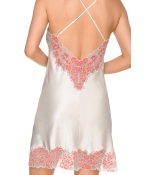 Camisón de satén blanco con encaje floral y tirantes cruzados